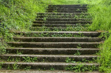 Eski terk edilmiş taş merdiven