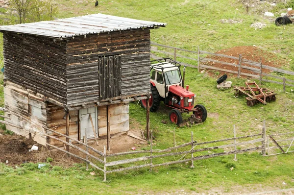 Фермерський двір з трактором — стокове фото