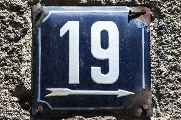 Placa esmaltada desgastada número 19 — Fotografia de Stock