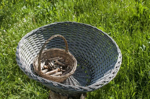 Väderbitna flätade tvättkorgar med trä tvätt pinnar — Stockfoto