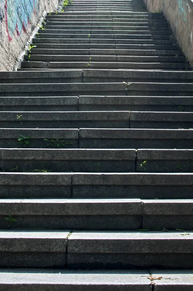 Städtische Treppe steigt auf — Stockfoto