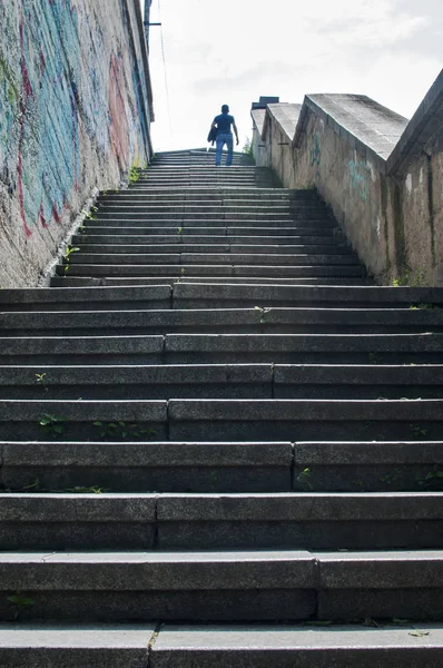 Escalera urbana subiendo y silueta humana —  Fotos de Stock