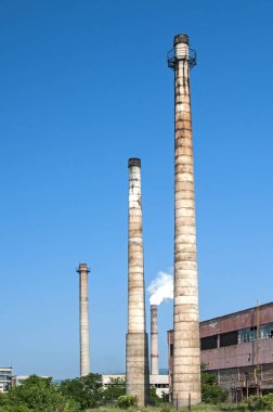 Terk edilmiş endüstriyel yapı ve bacalar