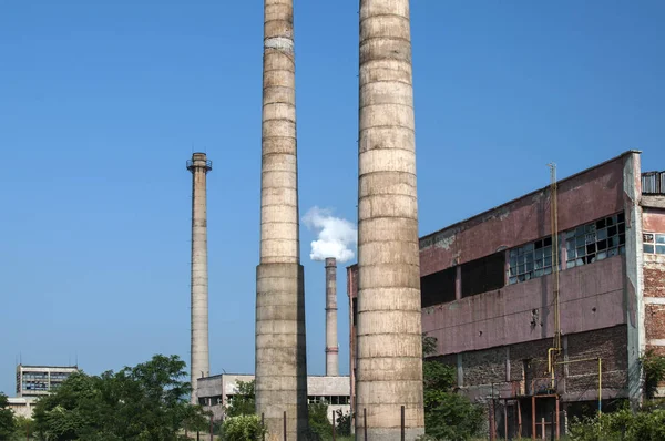 Industriebauten und Schornsteine aufgegeben — Stockfoto