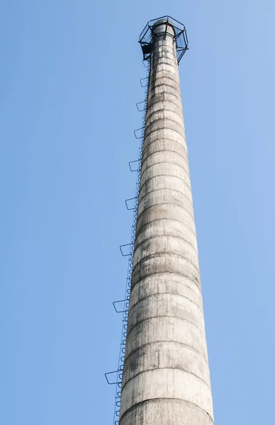 Opuszczony komin przemysłowe — Zdjęcie stockowe