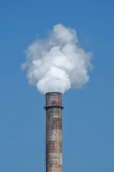 Industriële schoorsteen met rook — Stockfoto