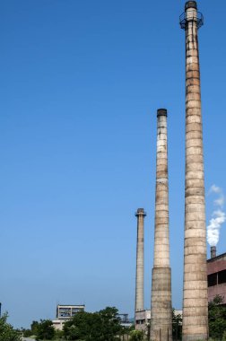 Terk edilmiş endüstriyel yapı ve bacalar