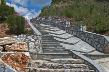 Taş döşeme adımlarla