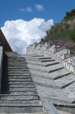 Taş döşeme adımlarla