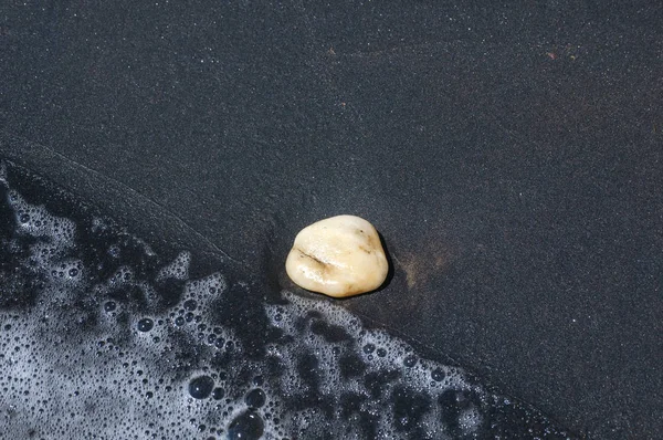 Islak gri deniz kum çakıl taş — Stok fotoğraf