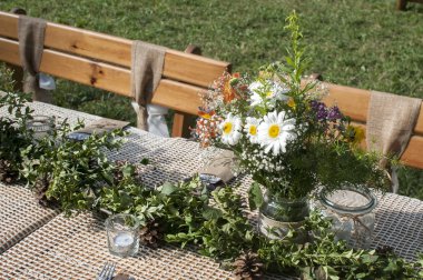 Düğün için Konuklar için yığılmış tablolar