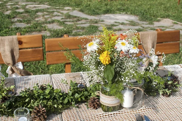 Düğün için Konuklar için yığılmış tablolar