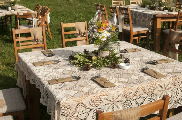 Mesas apiladas para invitados para bodas — Foto de Stock