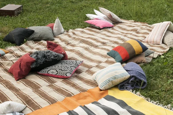 Ropa de cama con diferentes almohadas en el prado — Foto de Stock