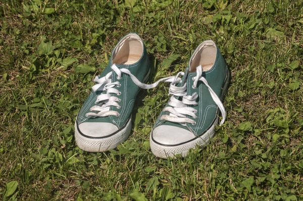 Viejas zapatillas usadas primer plano — Foto de Stock