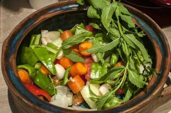 Zöldségekkel párolt étel agyagedények — Stock Fotó
