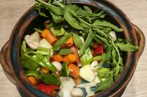 Zöldségekkel párolt étel agyagedények — Stock Fotó