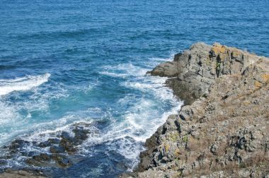 kayalık sahil görünümü