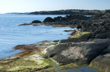 kayalık sahil görünümü