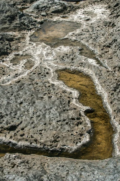 Rocas marinas erosionadas con agua de mar —  Fotos de Stock