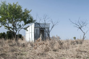 Terk edilmiş ahşap bungalov