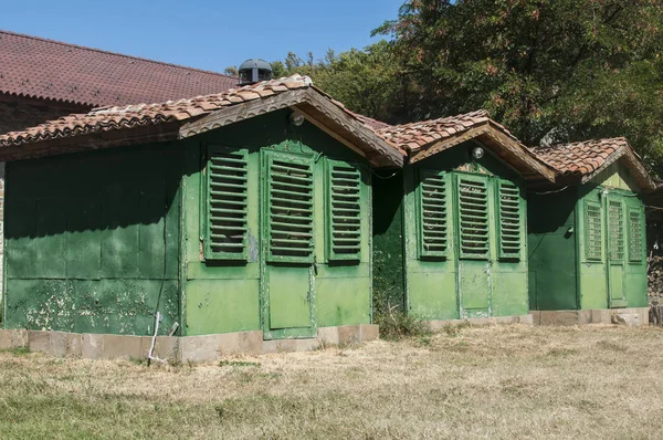 古い古いビンテージは日当たりの良い夏の緑の木キャンプ場のバンガローを放棄 — ストック写真