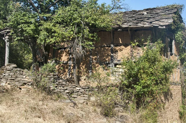 老废弃的土坯摇摇欲坠摇摇晃晃的房子与石板屋顶在夏末 — 图库照片