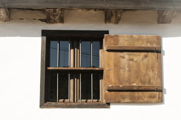 Staré Venkovské Hnědé Dřevěné Okno Otevřít Okenice Zdi Domu Bílé — Stock fotografie