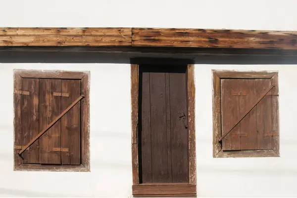 Antigua Casa Campo Rural Blanca Fachada Enlucida Con Puertas Madera — Foto de Stock