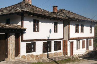 Eski kırsal vintage kır evi taş döşeme ile çatı beyaz cephe ve windows ile ahşap kepenkleri