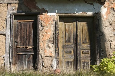 Çürümüş grunge kırsal çürük evi ufalanmış kil ahşap yıpranmış ihmal edilen kapılar terk edilmiş