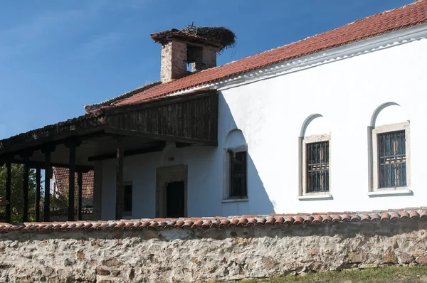 Alte Orthodoxe Ländliche Kirchenfassade Nahaufnahme Bei Sonnigem Tag — Stockfoto