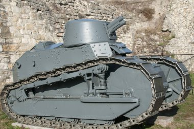 Koyu gri Fransız Renault Ft 17 devrimci hafif tank güneşli gün