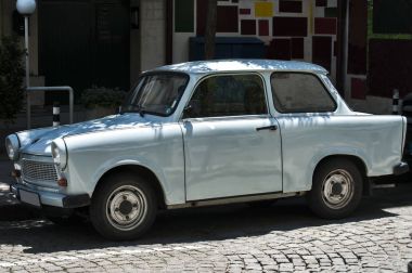 Mavi vintage döşeli cadde otomobili Trabant geri