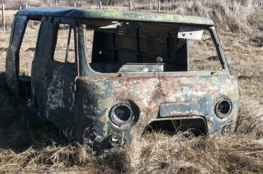Kirli kırık vintage kamyon paintball alanı Bahçesi ortasında terk edilmiş