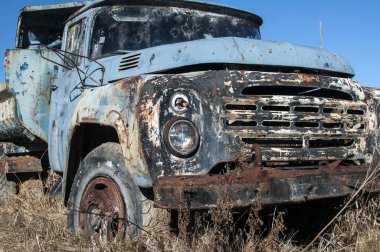 Kirli kırık vintage kamyon paintball alanı Bahçesi ortasında terk edilmiş