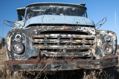 Kirli kırık vintage kamyon paintball alanı Bahçesi ortasında terk edilmiş