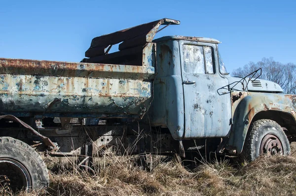Velho Abandonado Sujo Quebrado Vintage Caminhão Meio Paintball Campo Jogos — Fotografia de Stock