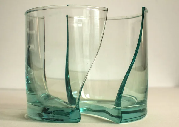 Copo Vidro Transparente Quebrado Duas Partes Simétricas Close — Fotografia de Stock