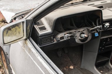 Terk edilmiş kaza yok kırık araba Pano