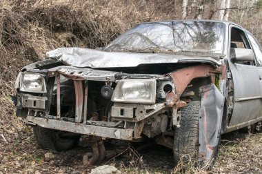 Ülke yolda terk edilmiş kaza yok kırık araba