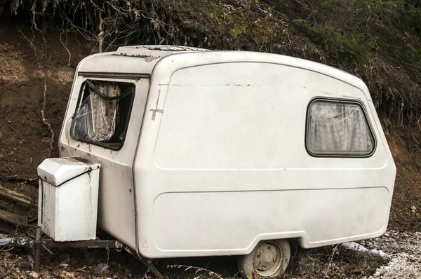 Velho Abandonado Resistiu Pequena Caravana Vintage Branco — Fotografia de Stock