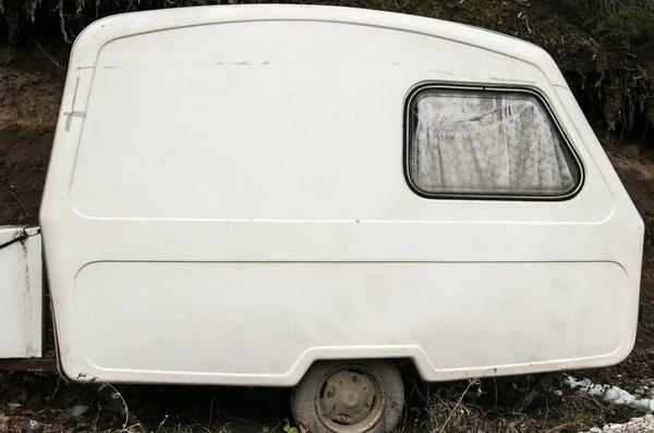 Gamla Övergivna Vädrade Litet Vit Vintage Husvagn — Stockfoto