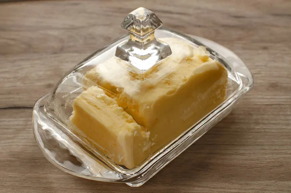 Hausgemachte Butter Gläserner Butterschale Mit Deckel Auf Holzplatte — Stockfoto