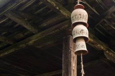 Seramik kil çömlek dekoratif Bahçe Rüzgar chime Ahşap Kirişler rustik Evin çatısı altında bir ip üzerinde çanları