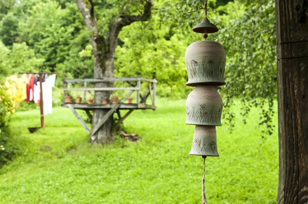Countryhouse 花园景观陶瓷粘土陶装饰花园风编钟在前面的绳子上的钟声 — 图库照片