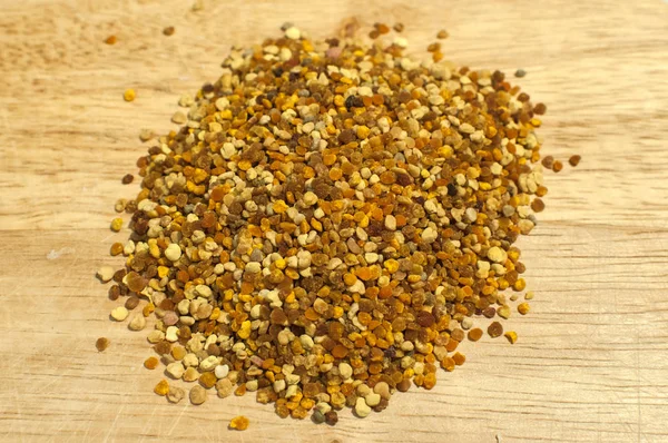 Hög Med Bee Pollen Korn Närbild Träskiva Bakgrund — Stockfoto