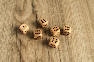 Ahşap yuvarlak köşe zar altı taraflı nokta arka plan olarak ahşap tahta yüzeyindeki kutusu ile oynamak için ayarla