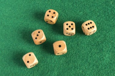 Koyu yeşil poker tablo keçe kumaş yüzeyi arka plan olarak oynamak için ahşap yuvarlak köşe zar altı taraflı nokta ayarla