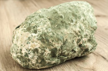 Küflü ve küflü kepekli ekmek somun ahşap arka plan üzerinde